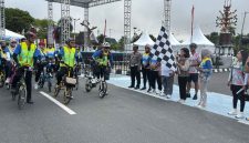 Pj. Sekretaris Daerah Provinsi Kalimantan Tengah, Linae Victoria Aden melepas ratusan peserta event sepeda lipat Kalteng Berseli 69K di Bundaran Besar Palangka Raya. Kegiatan sport tourism tersebut digelar untuk memeriahkan Hari Jadi ke-69 Provinsi Kalimantan Tengah sekaligus mendorong pariwisata dan ekonomi daerah. (16/5/26)