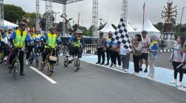 Pj. Sekretaris Daerah Provinsi Kalimantan Tengah, Linae Victoria Aden melepas ratusan peserta event sepeda lipat Kalteng Berseli 69K di Bundaran Besar Palangka Raya. Kegiatan sport tourism tersebut digelar untuk memeriahkan Hari Jadi ke-69 Provinsi Kalimantan Tengah sekaligus mendorong pariwisata dan ekonomi daerah. (16/5/26)