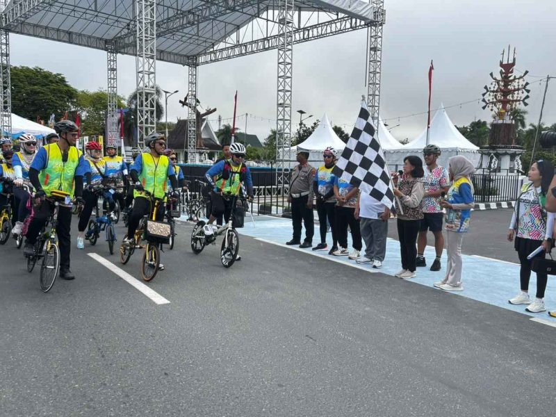 Pj. Sekretaris Daerah Provinsi Kalimantan Tengah, Linae Victoria Aden melepas ratusan peserta event sepeda lipat Kalteng Berseli 69K di Bundaran Besar Palangka Raya. Kegiatan sport tourism tersebut digelar untuk memeriahkan Hari Jadi ke-69 Provinsi Kalimantan Tengah sekaligus mendorong pariwisata dan ekonomi daerah. (16/5/26)