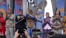 Gubernur Kalimantan Tengah, Agustiar Sabran resmi membuka Festival Budaya Isen Mulang (FBIM), Kalteng Expo, dan Karnaval Budaya 2026 di Bundaran Besar Palangka Raya,. Kegiatan tersebut digelar untuk memeriahkan Hari Jadi ke-69 Provinsi Kalimantan Tengah sekaligus mendorong pelestarian budaya, pariwisata, dan pertumbuhan ekonomi daerah. Minggu, (17/5/26)