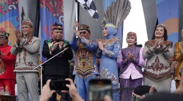 Gubernur Kalimantan Tengah, Agustiar Sabran resmi membuka Festival Budaya Isen Mulang (FBIM), Kalteng Expo, dan Karnaval Budaya 2026 di Bundaran Besar Palangka Raya,. Kegiatan tersebut digelar untuk memeriahkan Hari Jadi ke-69 Provinsi Kalimantan Tengah sekaligus mendorong pelestarian budaya, pariwisata, dan pertumbuhan ekonomi daerah. Minggu, (17/5/26)