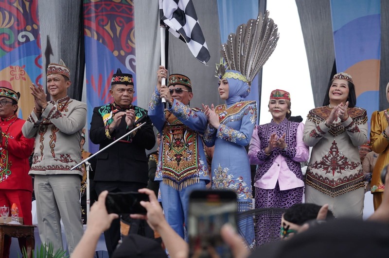 Gubernur Kalimantan Tengah, Agustiar Sabran resmi membuka Festival Budaya Isen Mulang (FBIM), Kalteng Expo, dan Karnaval Budaya 2026 di Bundaran Besar Palangka Raya,. Kegiatan tersebut digelar untuk memeriahkan Hari Jadi ke-69 Provinsi Kalimantan Tengah sekaligus mendorong pelestarian budaya, pariwisata, dan pertumbuhan ekonomi daerah. Minggu, (17/5/26)