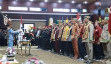 Gubernur Kalimantan Tengah, Agustiar Sabran melantik pengurus Dewan Adat Dayak (DAD) dan BATAMAD se-Kalimantan Tengah di Aula Jayang Tingang. Pelantikan tersebut menjadi momentum memperkuat pelestarian budaya Dayak, pencegahan konflik sosial, serta sinergi adat dan pemerintah daerah. Jumat, (22/5/26)