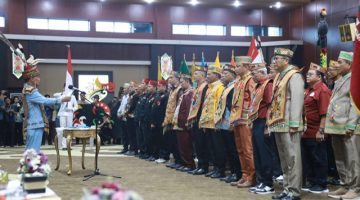 Gubernur Kalimantan Tengah, Agustiar Sabran melantik pengurus Dewan Adat Dayak (DAD) dan BATAMAD se-Kalimantan Tengah di Aula Jayang Tingang. Pelantikan tersebut menjadi momentum memperkuat pelestarian budaya Dayak, pencegahan konflik sosial, serta sinergi adat dan pemerintah daerah. Jumat, (22/5/26)
