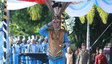 Gubernur Kalimantan Tengah, Agustiar Sabran memimpin Upacara Hari Jadi ke-69 Provinsi Kalimantan Tengah di Halaman Kantor Gubernur Kalteng. Dalam pidatonya, Gubernur menekankan penguatan kemandirian daerah, pembangunan SDM unggul, ketahanan pangan keluarga, serta kewaspadaan terhadap kebakaran hutan dan lahan (karhutla). Sabtu (23/5/26)