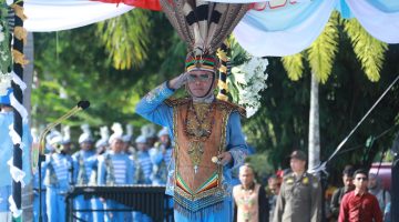 Gubernur Kalimantan Tengah, Agustiar Sabran memimpin Upacara Hari Jadi ke-69 Provinsi Kalimantan Tengah di Halaman Kantor Gubernur Kalteng. Dalam pidatonya, Gubernur menekankan penguatan kemandirian daerah, pembangunan SDM unggul, ketahanan pangan keluarga, serta kewaspadaan terhadap kebakaran hutan dan lahan (karhutla). Sabtu (23/5/26)