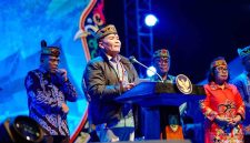 Gubernur Kalimantan Tengah, Agustiar Sabran menghadiri malam puncak penutupan Festival Budaya Isen Mulang (FBIM) 2026 bertajuk Huma Betang Night di Bundaran Besar Palangka Raya, Sabtu (23/5/26).