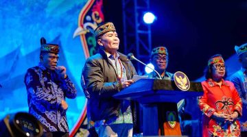 Gubernur Kalimantan Tengah, Agustiar Sabran menghadiri malam puncak penutupan Festival Budaya Isen Mulang (FBIM) 2026 bertajuk Huma Betang Night di Bundaran Besar Palangka Raya, Sabtu (23/5/26).
