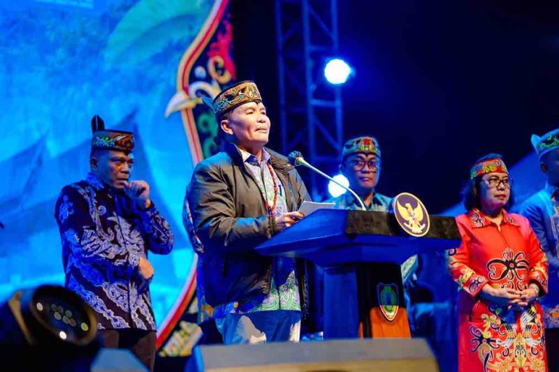 Gubernur Kalimantan Tengah, Agustiar Sabran menghadiri malam puncak penutupan Festival Budaya Isen Mulang (FBIM) 2026 bertajuk Huma Betang Night di Bundaran Besar Palangka Raya, Sabtu (23/5/26).