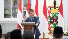 Gubernur Kalimantan Tengah Agustiar Sabran menyampaikan sambutan saat pelantikan dan pengambilan sumpah jabatan enam Pejabat Pimpinan Tinggi Pratama di lingkungan Pemerintah Provinsi Kalimantan Tengah di Istana Isen Mulang, Palangka Raya, Selasa (26/5/26)