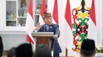 Gubernur Kalimantan Tengah Agustiar Sabran menyampaikan sambutan saat pelantikan dan pengambilan sumpah jabatan enam Pejabat Pimpinan Tinggi Pratama di lingkungan Pemerintah Provinsi Kalimantan Tengah di Istana Isen Mulang, Palangka Raya, Selasa (26/5/26)