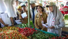Pj. Sekretaris Daerah Provinsi Kalimantan Tengah, Linae Victoria Aden bersama jajaran terkait memantau harga pangan dan stok sembako di Pasar Besar, Pasar Kahayan, pangkalan LPG, serta Gudang Bulog Palangka Raya menjelang Hari Raya Iduladha 1447 Hijriah, Selasa (26/5/26)