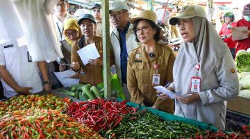 Pj. Sekretaris Daerah Provinsi Kalimantan Tengah, Linae Victoria Aden bersama jajaran terkait memantau harga pangan dan stok sembako di Pasar Besar, Pasar Kahayan, pangkalan LPG, serta Gudang Bulog Palangka Raya menjelang Hari Raya Iduladha 1447 Hijriah, Selasa (26/5/26)