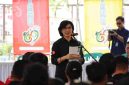 Pj. Sekda Kalimantan Tengah Linae Victoria Aden membacakan sambutan tertulis Gubernur Agustiar Sabran saat kegiatan pembagian daging kurban Hari Raya Iduladha 1447 Hijriah di halaman Istana Isen Mulang, Palangka Raya, Jumat (29/5/26).