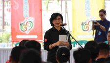 Pj. Sekda Kalimantan Tengah Linae Victoria Aden membacakan sambutan tertulis Gubernur Agustiar Sabran saat kegiatan pembagian daging kurban Hari Raya Iduladha 1447 Hijriah di halaman Istana Isen Mulang, Palangka Raya, Jumat (29/5/26).