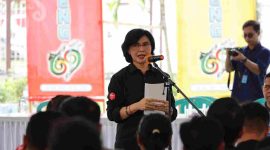 Pj. Sekda Kalimantan Tengah Linae Victoria Aden membacakan sambutan tertulis Gubernur Agustiar Sabran saat kegiatan pembagian daging kurban Hari Raya Iduladha 1447 Hijriah di halaman Istana Isen Mulang, Palangka Raya, Jumat (29/5/26).