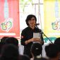 Pj. Sekda Kalimantan Tengah Linae Victoria Aden membacakan sambutan tertulis Gubernur Agustiar Sabran saat kegiatan pembagian daging kurban Hari Raya Iduladha 1447 Hijriah di halaman Istana Isen Mulang, Palangka Raya, Jumat (29/5/26).