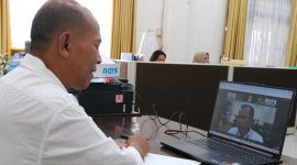 Staf ahli Suria Siri mengikuti sosialisasi kerja sama program pola pembibitan atau sekolah kedinasan yang diselenggarakan oleh BPSDMP di Ruang Protokol dan Komunikasi Pimpinan Sekretariat Daerah Kabupaten Murung Raya, Selasa (6/5/2026). (Foto : Diskominfo SP Mura)