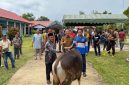 Wabup Rahmanto menyerahkan bantuan di Pondok Pesantren Nailul Authar, Desa Danau Usung, Senin (25/5/2026).