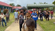 Wabup Rahmanto menyerahkan bantuan di Pondok Pesantren Nailul Authar, Desa Danau Usung, Senin (25/5/2026).