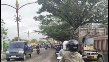 Dampak kelangkaan BBM memhuat antrian panjang di SPBU dalan kota Puruk Cahu, Jumat (8/05/2026).. foto : 1tulah.com)