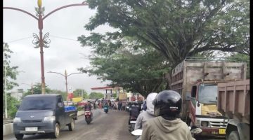 Dampak kelangkaan BBM memhuat antrian panjang di SPBU dalan kota Puruk Cahu, Jumat (8/05/2026).. foto : 1tulah.com)