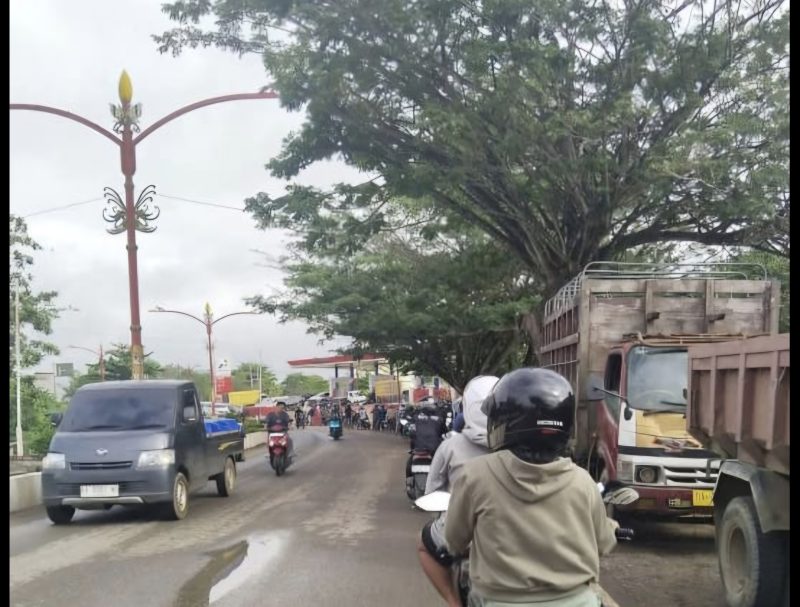 Dampak kelangkaan BBM memhuat antrian panjang di SPBU dalan kota Puruk Cahu, Jumat (8/05/2026).. foto : 1tulah.com)