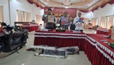 Kapolres Murung Raya AKBP Frangky F Monathen memimpin pers liris pengungkapan kasus pencurian, Sabtu (30/05/2026). (Foto : 1tulah.com)