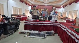 Kapolres Murung Raya AKBP Frangky F Monathen memimpin pers liris pengungkapan kasus pencurian, Sabtu (30/05/2026). (Foto : 1tulah.com)