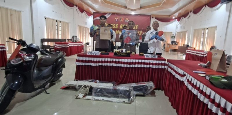 Kapolres Murung Raya AKBP Frangky F Monathen memimpin pers liris pengungkapan kasus pencurian, Sabtu (30/05/2026). (Foto : 1tulah.com)