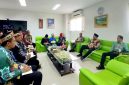 Foto Bupati Barito utara H. Shalahuddin di dalam ruang rapat RUSD Muara Teweh
