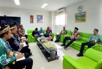 Foto Bupati Barito utara H. Shalahuddin di dalam ruang rapat RUSD Muara Teweh