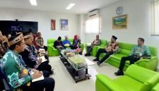 Foto Bupati Barito utara H. Shalahuddin di dalam ruang rapat RUSD Muara Teweh