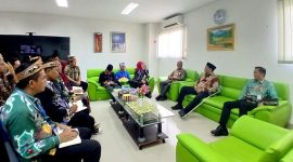 Foto Bupati Barito utara H. Shalahuddin di dalam ruang rapat RUSD Muara Teweh
