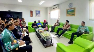 Foto Bupati Barito utara H. Shalahuddin di dalam ruang rapat RUSD Muara Teweh
