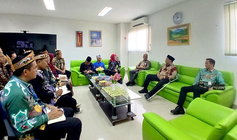 Foto Bupati Barito utara H. Shalahuddin di dalam ruang rapat RUSD Muara Teweh
