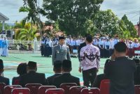 Wabup Mura Rahmanto Muhidin memimpin upacara Otda dan Hardiknas, Senin (4/05/2026) di halaman kantor Pemkab setempat. (Foto : 1tulah.com)