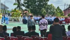 Wabup Mura Rahmanto Muhidin memimpin upacara Otda dan Hardiknas, Senin (4/05/2026) di halaman kantor Pemkab setempat. (Foto : 1tulah.com)