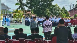 Wabup Mura Rahmanto Muhidin memimpin upacara Otda dan Hardiknas, Senin (4/05/2026) di halaman kantor Pemkab setempat. (Foto : 1tulah.com)