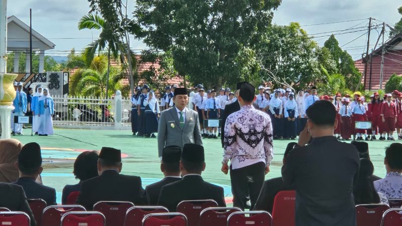 Wabup Mura Rahmanto Muhidin memimpin upacara Otda dan Hardiknas, Senin (4/05/2026) di halaman kantor Pemkab setempat. (Foto : 1tulah.com)