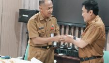 Foto pelaksanaan Serah Terima Jabatan (Sertijab) Kepala Dinas dari H. Mochamad Ikhsan, Aks kepada Drs. H. Ardian, M.Pd
