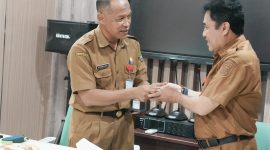Foto pelaksanaan Serah Terima Jabatan (Sertijab) Kepala Dinas dari H. Mochamad Ikhsan, Aks kepada Drs. H. Ardian, M.Pd