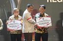 Foto Bupati Barito Utara, H. Shalahuddin, yang didampingi oleh Wakil Bupati Barito Utara, Felix Sonadie, Sekretaris Daerah Drs. Muhlis, Asisten Setda Barito Utara B.P