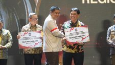 Foto Bupati Barito Utara, H. Shalahuddin, yang didampingi oleh Wakil Bupati Barito Utara, Felix Sonadie, Sekretaris Daerah Drs. Muhlis, Asisten Setda Barito Utara B.P