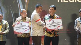 Foto Bupati Barito Utara, H. Shalahuddin, yang didampingi oleh Wakil Bupati Barito Utara, Felix Sonadie, Sekretaris Daerah Drs. Muhlis, Asisten Setda Barito Utara B.P