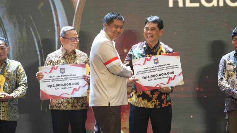 Foto Bupati Barito Utara, H. Shalahuddin, yang didampingi oleh Wakil Bupati Barito Utara, Felix Sonadie, Sekretaris Daerah Drs. Muhlis, Asisten Setda Barito Utara B.P