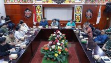 Rakor penanganan kelangkaan BBM bersama unsur Forkopimda, perangkat daerah terkait, camat, aparat keamanan dan stakeholder lainnya di Aula A Kantor Bupati Mura, Sabtu (9/5/2026).
