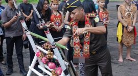 Kajari Mura yang baru Herman Kondo Siriwa bersama Ketua Ikatan Adhyaksa Dharmakarini (IAD) Daerah Mura, Herna Herman disambut dengan prosesi adat potong, Jumat (08/05/2026). (Foto : Diskominfo SP)