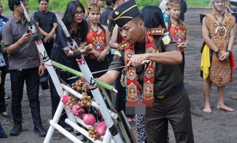 Kajari Mura yang baru Herman Kondo Siriwa bersama Ketua Ikatan Adhyaksa Dharmakarini (IAD) Daerah Mura, Herna Herman disambut dengan prosesi adat potong, Jumat (08/05/2026). (Foto : Diskominfo SP)