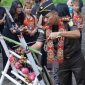 Kajari Mura yang baru Herman Kondo Siriwa bersama Ketua Ikatan Adhyaksa Dharmakarini (IAD) Daerah Mura, Herna Herman disambut dengan prosesi adat potong, Jumat (08/05/2026). (Foto : Diskominfo SP)